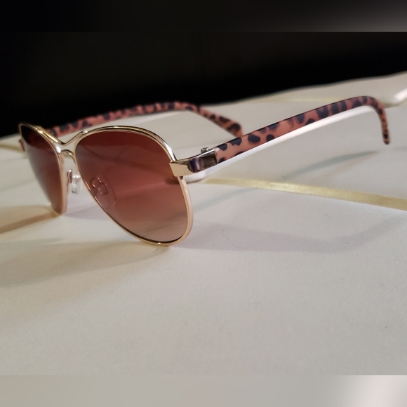 *3/$15 Gold Metal Frame Leppard Print Sunglasses - Picture 2 of 7